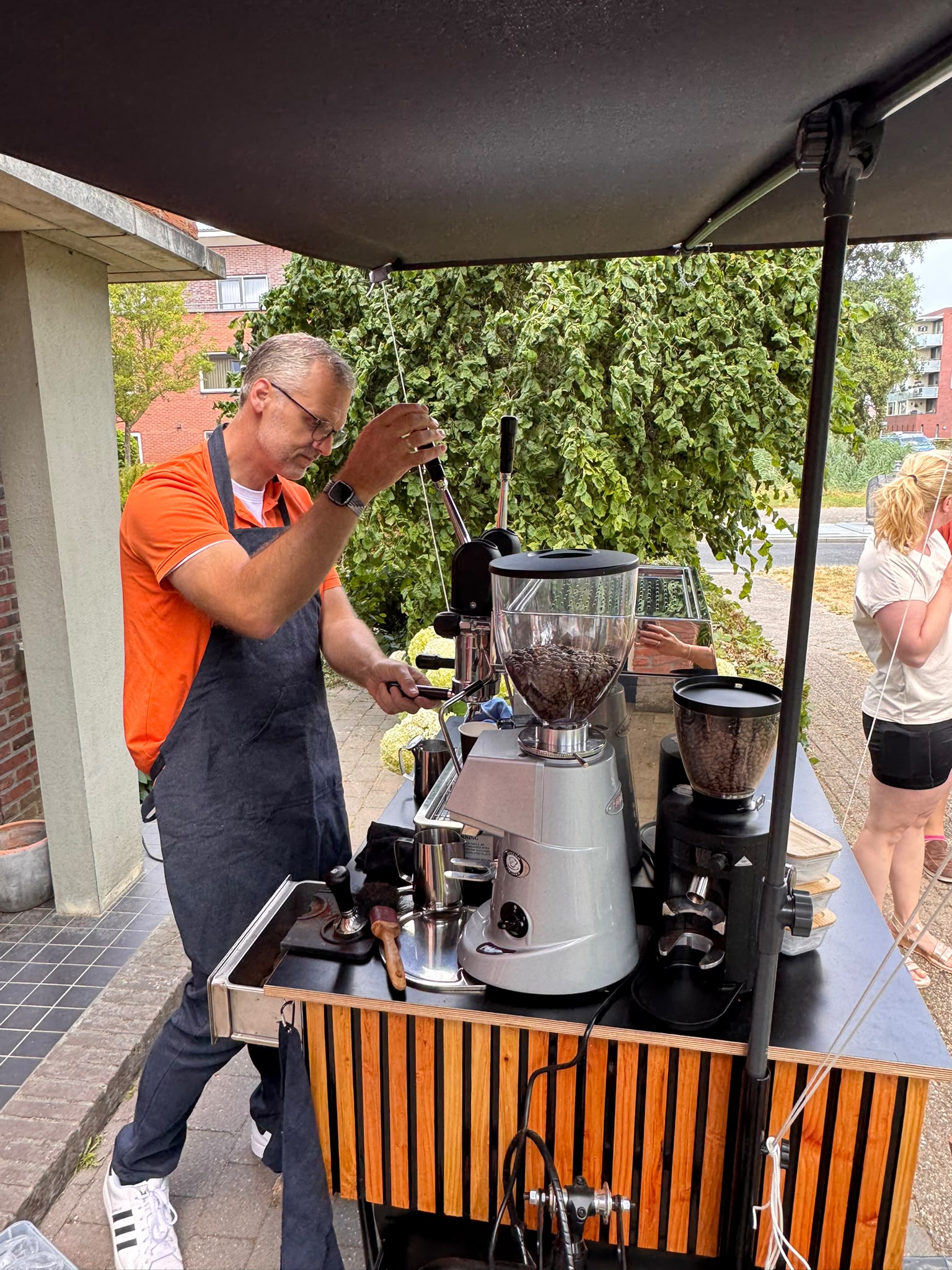 Rene mobiele barista in De Meern en Vleuten schenkt heerlijk koffie bij jou thuis of bedrijf.
